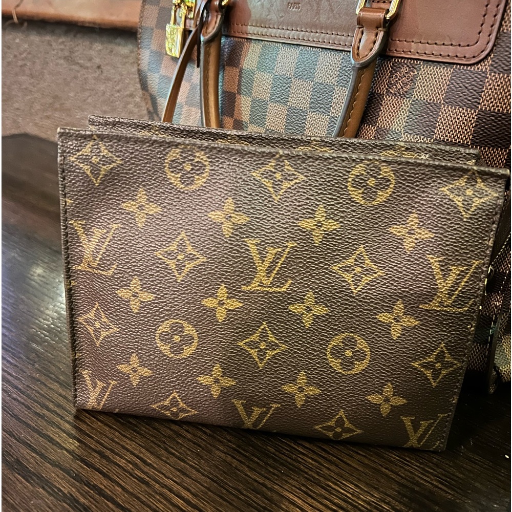 Louis Vuitton 19 Cosmetic Pouch